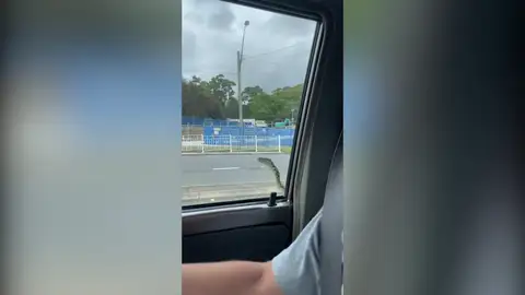 VÍDEO: Estaban conduciendo por una carretera cuando se llevaron un gran susto al ver una serpiente en su coche VÍDEO: Estaban conduciendo por una carretera cuando se llevaron un gran susto al ver una serpiente en su coche