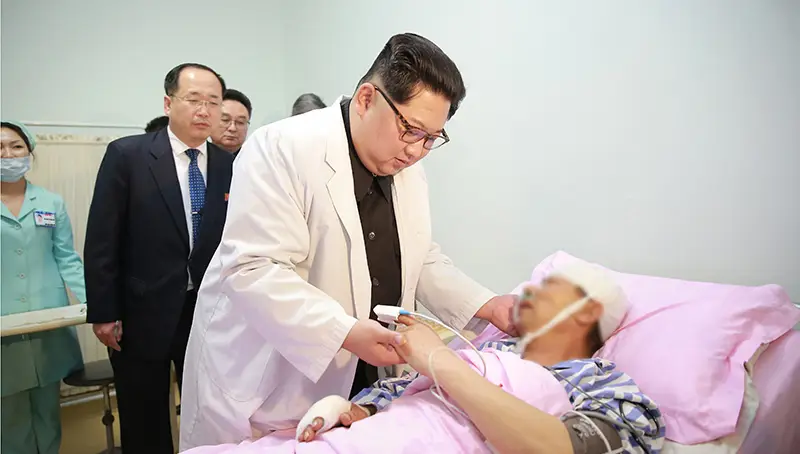 Kim Jong-Un visitando a un enfermo