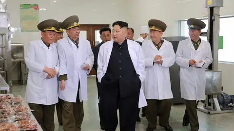 Kim Jong-Un visitando una fábrica Kim Jong-Un visitando una fábrica