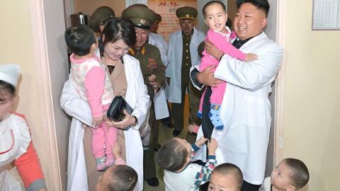 Kim Jong-Un rodeado de niños