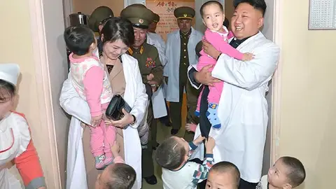 Kim Jong-Un rodeado de niños Kim Jong-Un rodeado de niños