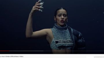 ¿Qué lleva Rosalía en las uñas?