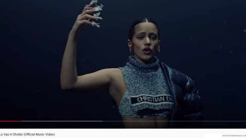 Ya sabemos qué son las uñas que lleva Rosalía en el videoclip de ‘Lo Vas A Olvidar’