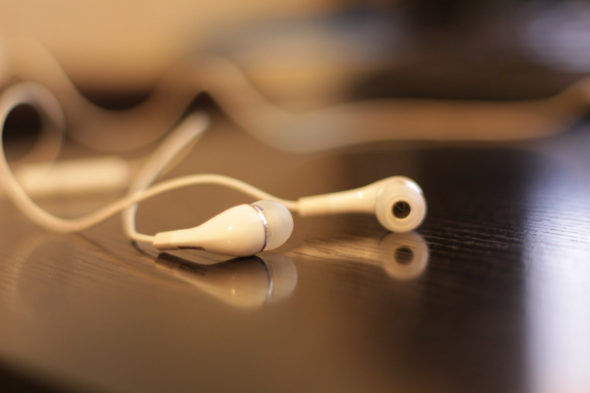 La ciencia explica por qué el cable de tus auriculares siempre se