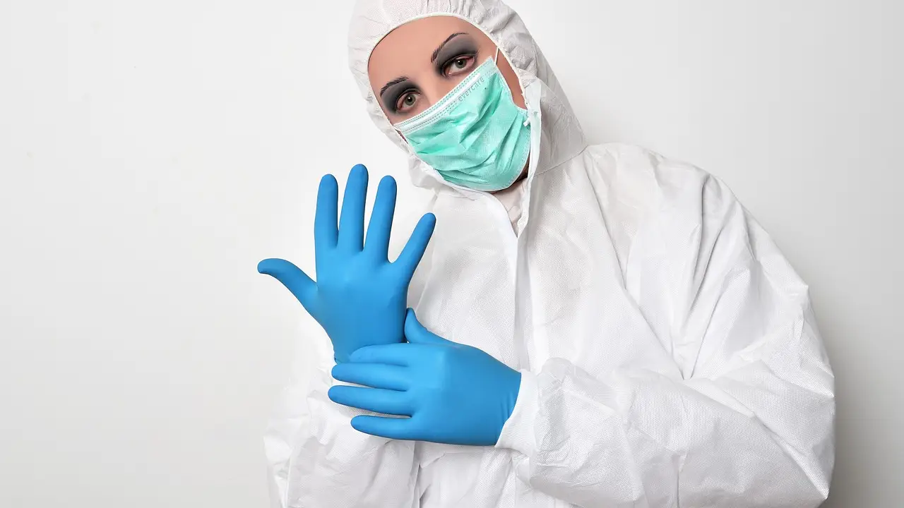Enfermera con guantes