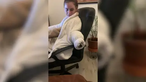 VÍDEO: Un perro se acurruca dentro del albornoz de su dueña VÍDEO: Un perro se acurruca dentro del albornoz de su dueña