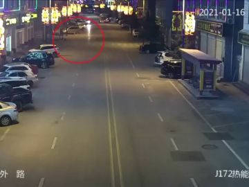 Un conductor borracho estampa su coche contra ocho vehículos durante una discusión con su mujer