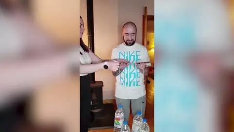 VÍDEO: Una mujer gasta una broma a su marido con un divertido "reto de fuerza" VÍDEO: Una mujer gasta una broma a su marido con un divertido "reto de fuerza"