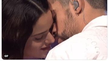 Rosalía y Bad Bunny en su actuación para 'SNL'