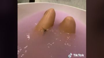 Rosalía dándose un baño de estilo japonés