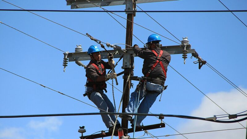 Un hombre provoca un apagón en China tras intentar hacer ejercicios en un poste eléctrico