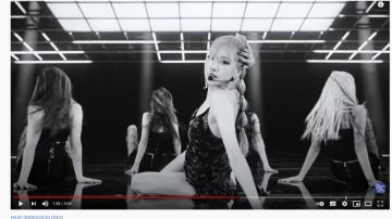 Rosé en su actuación para el show de Jimmy Fallon