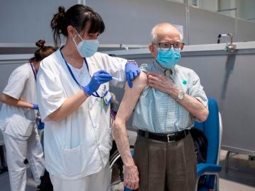 Un hombre de 94 años y su mujer de 92 son vacunados contra el COVID-19 en el Hospital Isabel Zendal