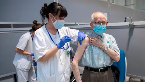 Un hombre de 94 años y su mujer de 92 son vacunados contra el COVID-19 en el Hospital Isabel Zendal Un hombre de 94 años y su mujer de 92 son vacunados contra el COVID-19 en el Hospital Isabel Zendal
