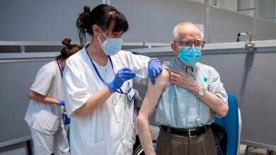 La memorable respuesta de un abuelo a su nieto tras vacunarse que está enamorando a todos