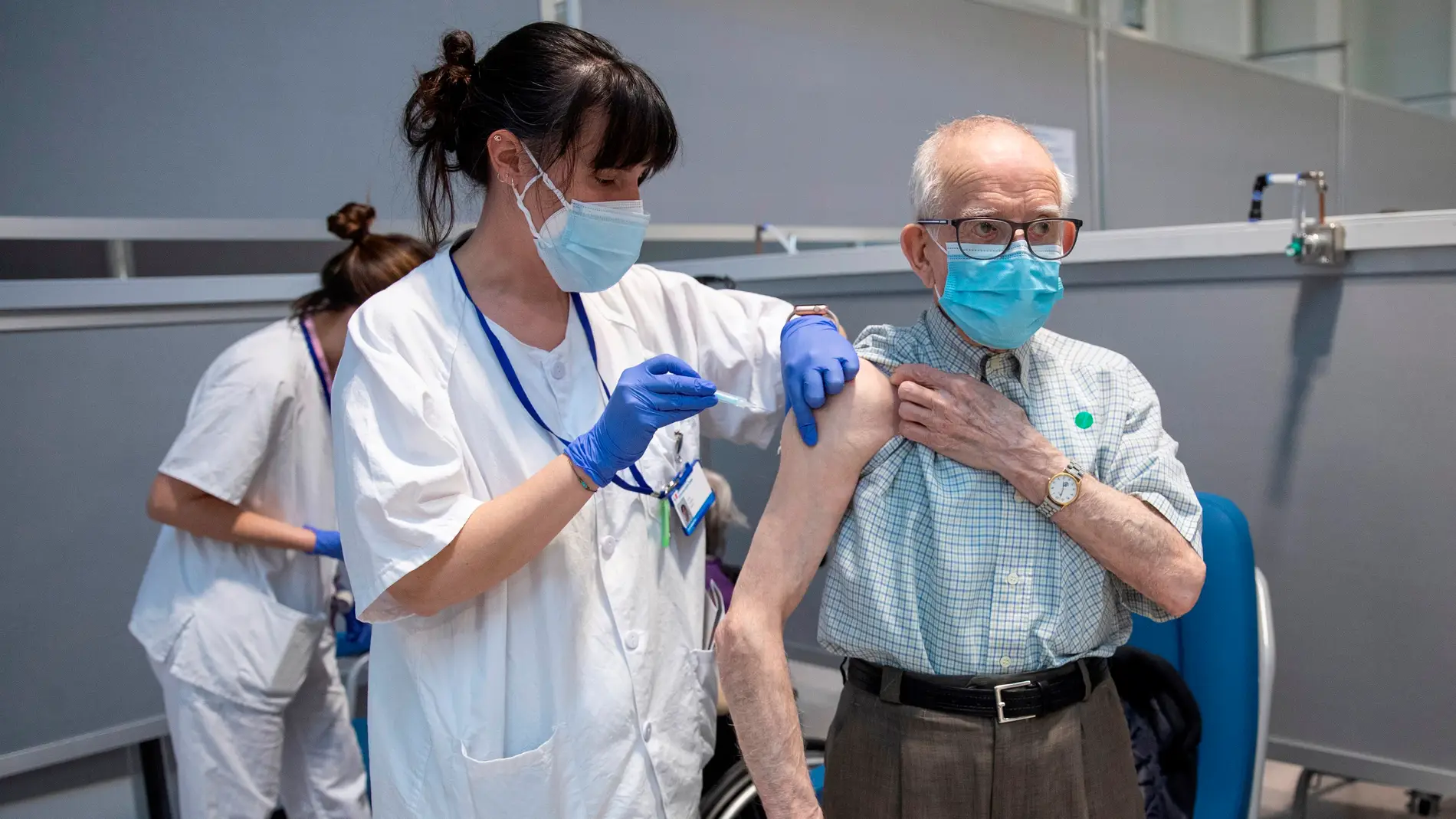 Un hombre de 94 años y su mujer de 92 son vacunados contra el COVID-19 en el Hospital Isabel Zendal