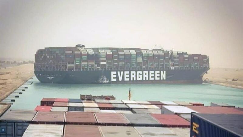Un gigantesco buque carguero dibuja un gigantesco pene antes de encallar en el Canal de Suez