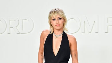 Miley Cyrus se besa con King Moxu cantando un remix de 'Without you' con Kid Laroi