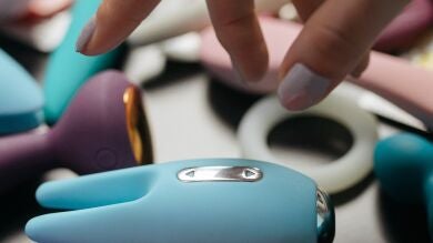 ¿Tocar la guitarra con un vibrador? Es posible y suena así