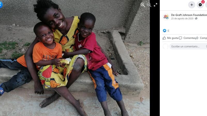 Una madre sin hogar con dos hijos recibe una transformación asombrosa después de ser encontrada en la calle en Ghana