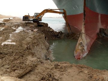 El carguero Ever Given atascado en el Canal de Suez