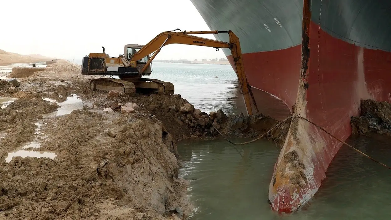 El carguero Ever Given atascado en el Canal de Suez