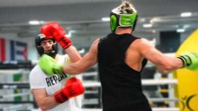 ElMillor y ByViruzz se ponen a tono sobre el ring: guantazos, lesiones y sangre