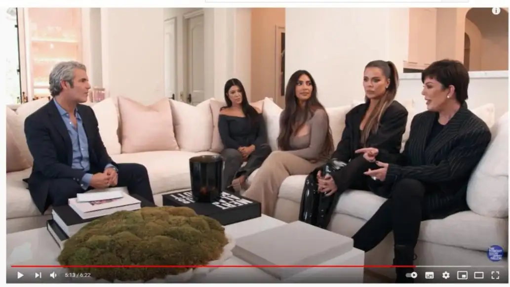 Andy Cohen entrevistando a las Kardashian después de haber superado su 'protocolo' anti-COVID-19'