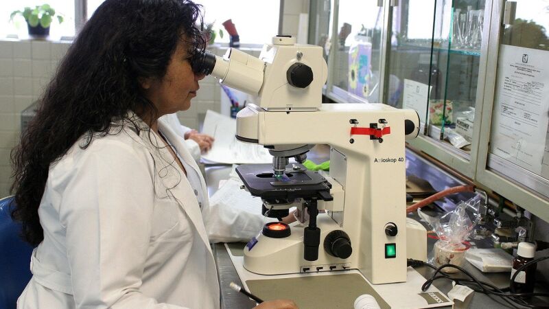 Su novio le regala un test de ADN y descubre que es su primo