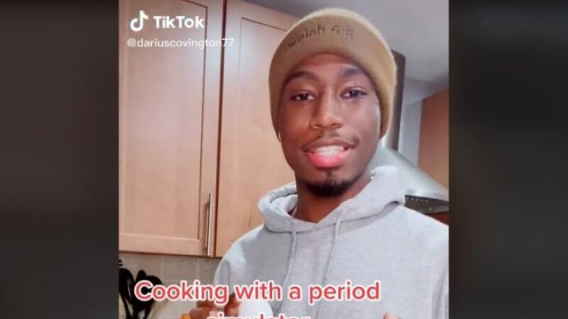 Un tiktoker prueba un simulador de dolores menstruales para comprobar cómo es tener la regla 