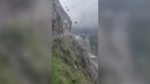 Enormes rocas cayendo como proyectiles en una carretera de la India El impactante vídeo en el que se ve enormes rocas cayendo como proyectiles en una carretera de la India