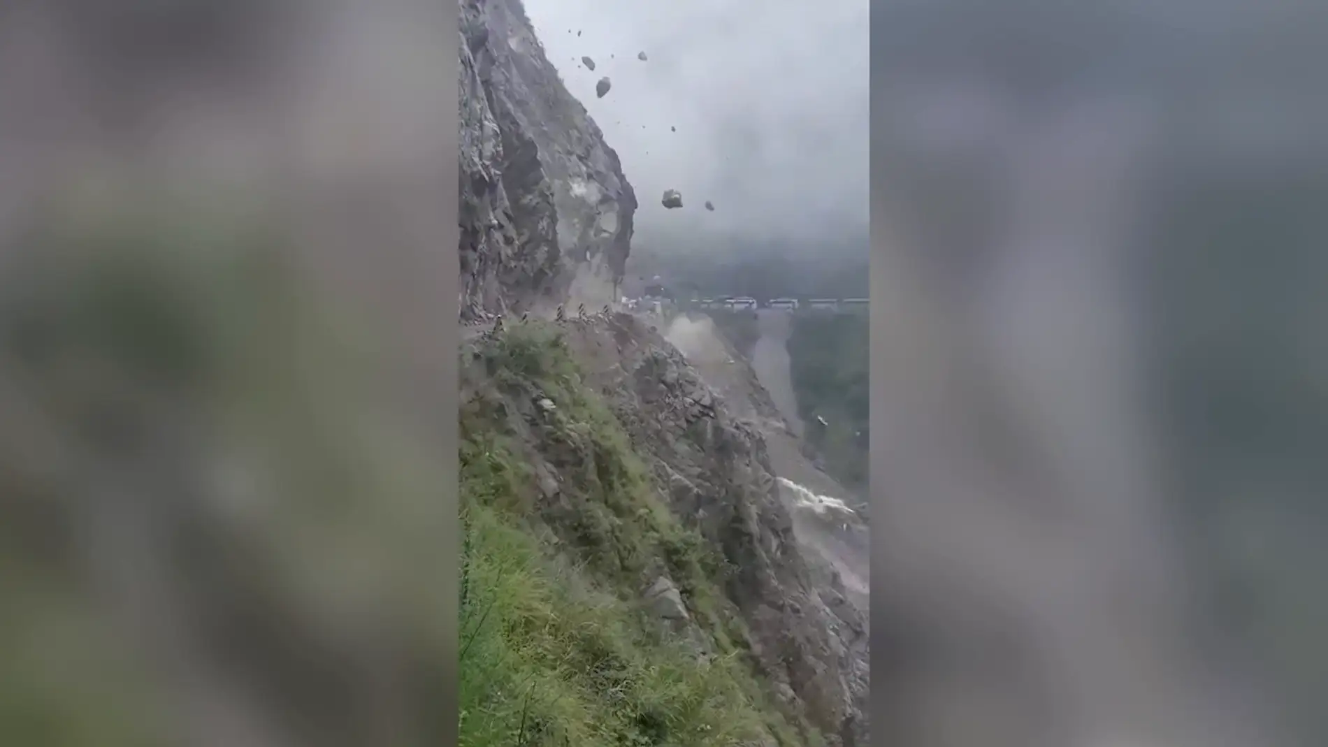 Enormes rocas cayendo como proyectiles en una carretera de la India