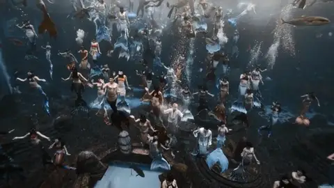 Graban a más de 100 sirenas nadando en un reino submarino Graban a más de 100 sirenas nadando en un reino submarino