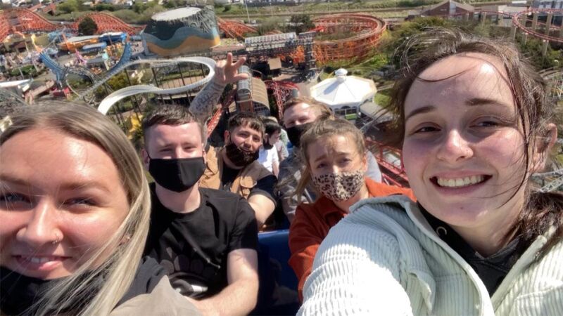 Un grupo de personas queda atrapado en la montaña rusa más alta del Reino Unido y tienen que bajar andando