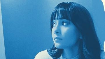 Aitana, en la imagen promocional de 'Charlando Tranquilamente'