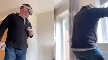 Padre probando unas gafas de realidad virtual