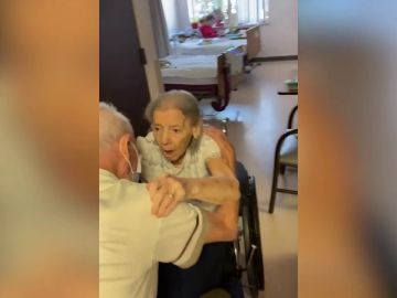  Una pareja estadounidense casada durante 73 años se reúne en un hogar de ancianos después de pasar casi un año separados