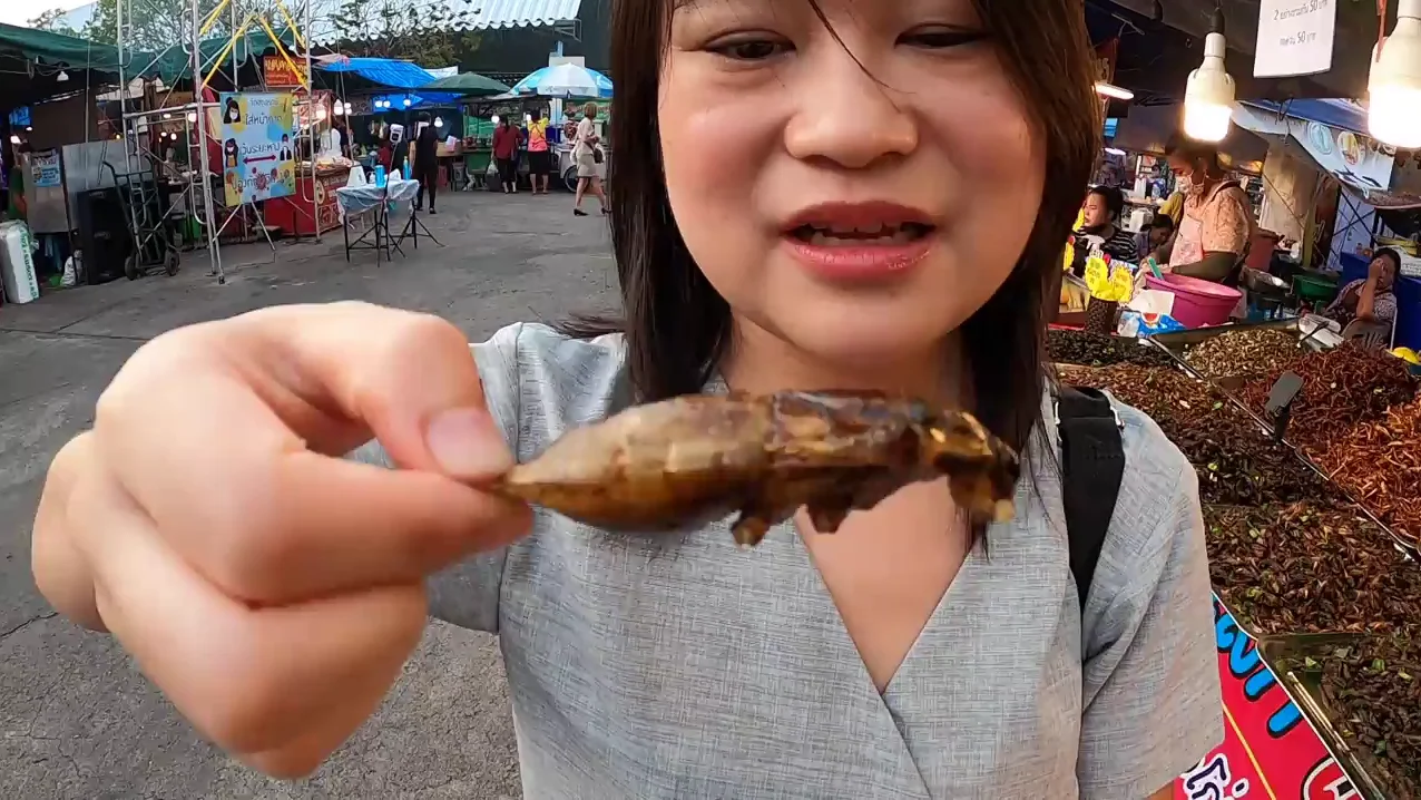 &iexcl;Al rico insecto! Esta mujer prueba hasta 12 bichos diferentes en un mercado callejero