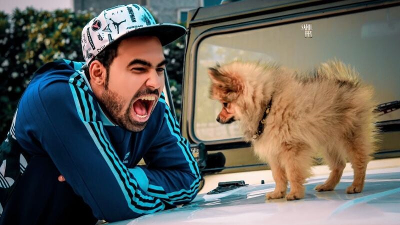 Detenido un youtuber por atarle globos y hacer volar a su perro