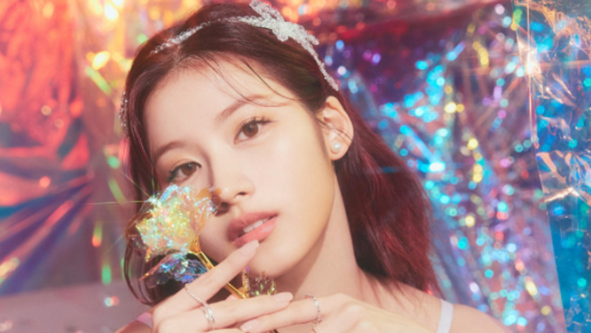 Sana de TWICE en una imagen promocional