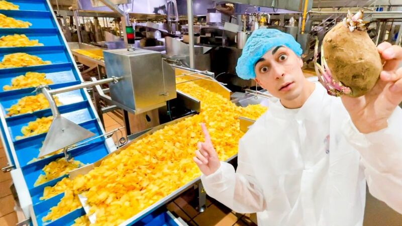 Nil Ojeda y Paula Gonu sacan sus patatas fritas