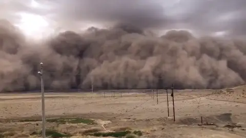 Una tormenta de arena deja en la penumbra un pueblo al norte de China Una tormenta de arena deja en la penumbra un pueblo al norte de China