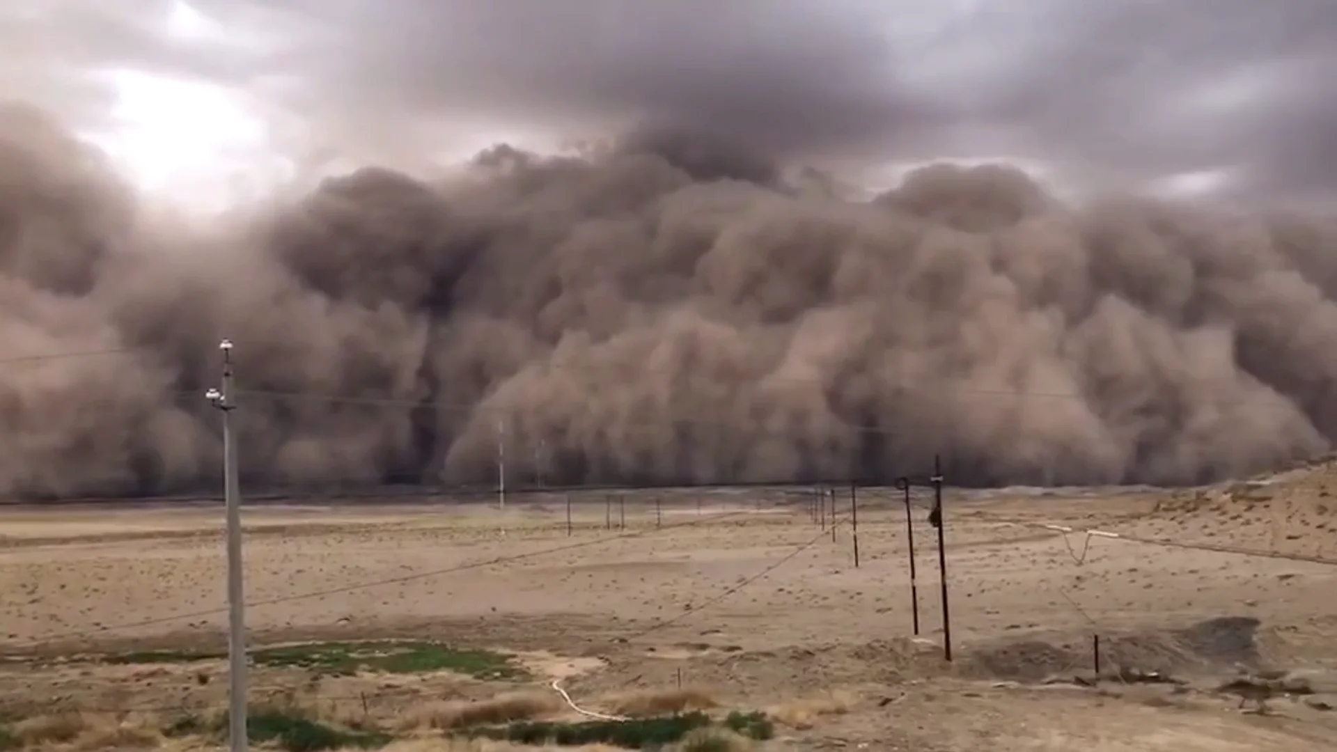 Una tormenta de arena deja en la penumbra un pueblo al norte de China