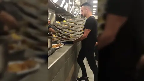 ¿Será capaz de llevar 31 platos a la vez? El camarero más habilidoso del mundo ¿Será capaz de llevar 31 platos a la vez? El camarero más habilidoso del mundo
