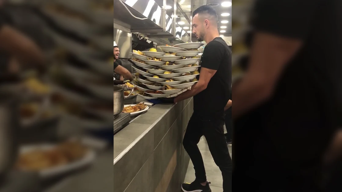 &iquest;Ser&aacute; capaz de llevar 31 platos a la vez? El camarero m&aacute;s habilidoso del mundo