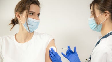 ¿Ligar en las colas de vacunación? Así funciona el 'código semáforo'