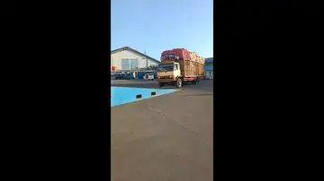 ¿Puedes detectar esta ilusión óptica? Un camión parece entrar en una piscina en Indonesia