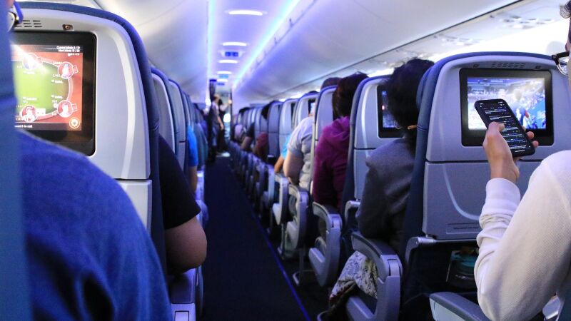 Una mujer termina maniatada en el asiento del avión por querer abrir la puerta en pleno vuelo