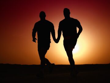Una bonita pareja corriendo al atardecer.