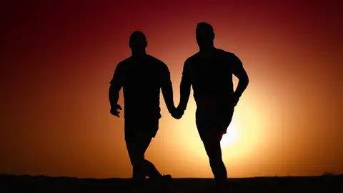 Una bonita pareja corriendo al atardecer. Una bonita pareja corriendo al atardecer.